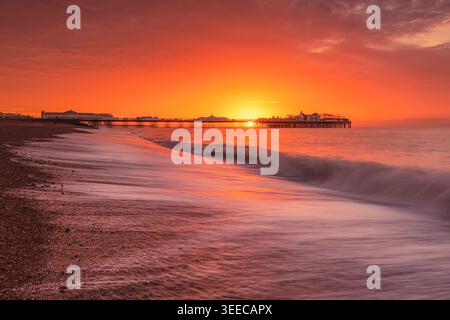 Sonnenaufgang am Brighton Beach hinter dem Brighton Palace Pier Stockfoto