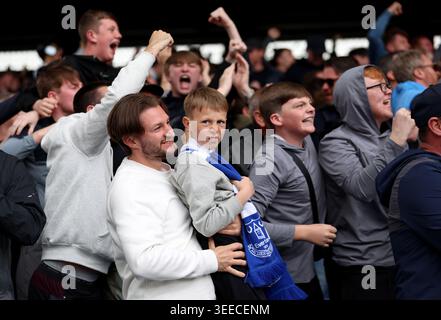 Die Everton-Fans feiern, nachdem James Tarkowski während des Premier League-Spiels im Londoner Selhurst Park das erste Tor erzielte. Bilddatum: Sonntag, 10. Mai 2026. Stockfoto