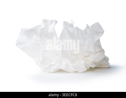 Die Seitenansicht der geschraubten oder zerknitterten weißen Papierkugel ist auf weißem Hintergrund mit Beschneidungspfad isoliert. Stockfoto