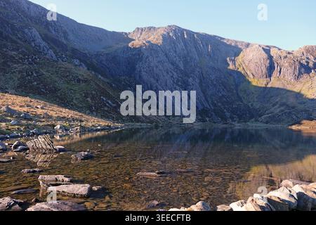 CYM Idwal, mit Llyn Idwal im Vordergrund, in der Glyderau Range, Eryri National Park, Snowdonia, Wales, Großbritannien. Stockfoto