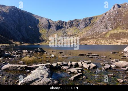 CYM Idwal mit Y Garn und Glyder Fawr Peaks, mit Llyn Idwal im Vordergrund, in der Glyderau Range, Eryri National Park, Snowdonia, Wales, Großbritannien. Stockfoto