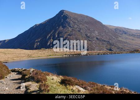 Der Berggipfel des Ole Wen und der Llyn Idwal Teil der Carneddau-Gebirgskette und der Afon Idwal-Fluss, der Eryri-Nationalpark, Snowdonia, Wales, Großbritannien Stockfoto