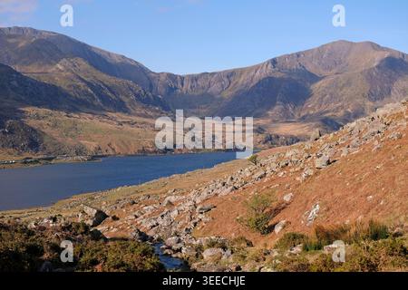 Llyn Ogwen mit Cwm Idwal im Hintergrund, Eryri National Park, Gwynedd, Snowdonia, Nordwales, UK. Stockfoto