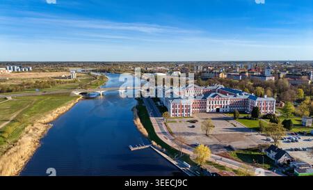 Blick aus der Vogelperspektive auf den Jelgava-Palast und den Fluss Lielupe in Lettland Stockfoto
