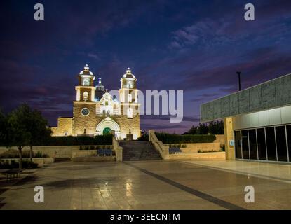 Beleuchtete St. Francis Xavier's Cathedral bei Nacht mit dramatischem Dämmerhimmel, Geraldton, Western Australia, 28. Februar 2023 Stockfoto