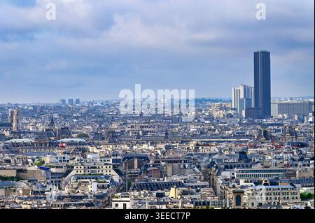 Ein weicher Blick auf das Pariser Stadtbild aus dem historischen Viertel Montmartre. Das Bild zeigt den dichten, grau gekachelten Haussmann- Stockfoto