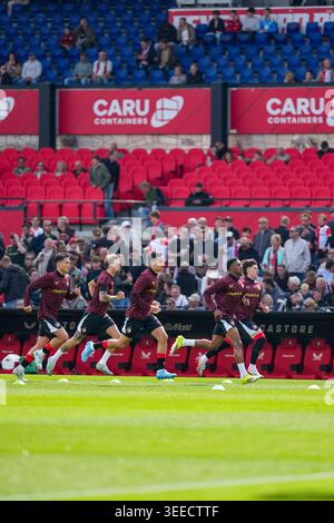 Rotterdam, Niederlande. Mai 2026. Rotterdam: Tsuyoshi Watanabe aus Feyenoord, Mats Deijl aus Feyenoord und Givairo Read aus Feyenoord während der dreiunddreißigsten Wettkampfrunde der Eredivisie-Saison 2025/2026. Das Spiel findet am 10. Mai 2026 in Rotterdam, Niederlande, zwischen Feyenoord Rotterdam und AZ Alkmaar in de Kuip statt. Credit: Box to Box Pictures/Alamy Live News Stockfoto