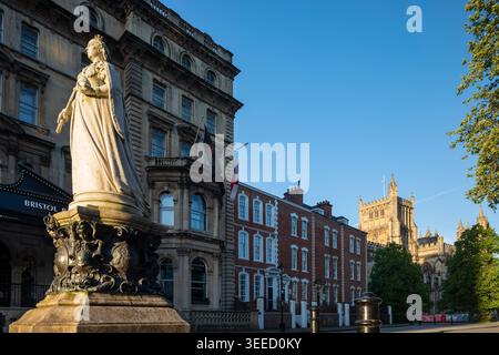 Queen Victoria Statue vor dem Marriott Hotel im Stadtzentrum von Bristol. Stockfoto
