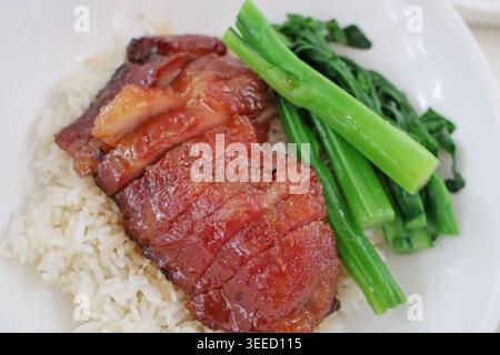 Schweinebraten (Saibling siu) mit Reis und Hong Kong Kailan in einem Food Court in Hong Kong Stockfoto