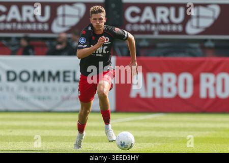 Rotterdam, Niederlande. Mai 2026. ROTTERDAM, NIEDERLANDE - 10. MAI: Lewis Schouten von Excelsior Rotterdam spielt mit dem Ball während des niederländischen Eredivisie-Spiels zwischen Excelsior Rotterdam und FC Volendam im Stadion Woudestein am 10. Mai 2026 in Rotterdam. (Foto von Hans van der Valk/Orange Pictures) Credit: Orange Pics BV/Alamy Live News Stockfoto