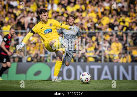 KÖLN - 10. MAI 2026: David Richter (Viktoria Köln, 26) während des 3. Ligaspiels am spieltag 37 zwischen Viktoria Köln und Alemannia Aachen im Sportpark Höherenberg am 10. Mai 2026 in Köln. DFL-VORSCHRIFTEN VERBIETEN DIE VERWENDUNG VON FOTOS ALS BILDSEQUENZEN UND/ODER QUASI-VIDEO. Stockfoto