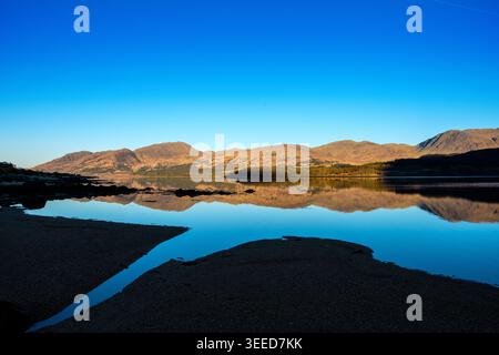 Ein ruhiger Morgen auf Loch Etive mit den Bergen, die sich im Wasser spiegeln, Schottland Stockfoto