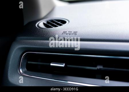 Nahaufnahme des Armaturenbretts des Sicherheits-Airbags im Auto Stockfoto
