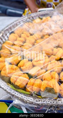 Traditioneller thailändischer Toddy-Palmenkuchen (Kanom Tarn) mit Kokosraspeln in einem Dampfgarer. Stockfoto