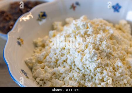 Schüssel mit leckerem Hüttenkäse, Nahaufnahme Stockfoto