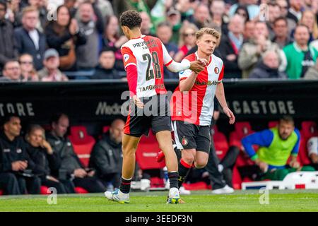 Rotterdam, Niederlande. Mai 2026. ROTTERDAM, NIEDERLANDE - 10. MAI: Oussama Targhalline von Feyenoord Rotterdam, SEM Steijn von Feyenoord Rotterdam während des niederländischen Eredivisie-Spiels zwischen Feyenoord Rotterdam und AZ Alkmaar am 10. Mai 2026 in Rotterdam, Niederlande. (Foto von Ed van de Pol/Orange Pictures) Credit: Orange Pics BV/Alamy Live News Stockfoto