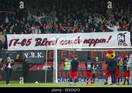 Rotterdam, Niederlande. Mai 2026. ROTTERDAM, NIEDERLANDE - 10. MAI: Die Flagge der Fans und Unterstützer von Excelsior Rotterdam während des niederländischen Eredivisie-Spiels zwischen Excelsior Rotterdam und FC Volendam im Stadion Woudestein am 10. Mai 2026 in Rotterdam, Niederlande. (Foto von Hans van der Valk/Orange Pictures) Credit: Orange Pics BV/Alamy Live News Stockfoto