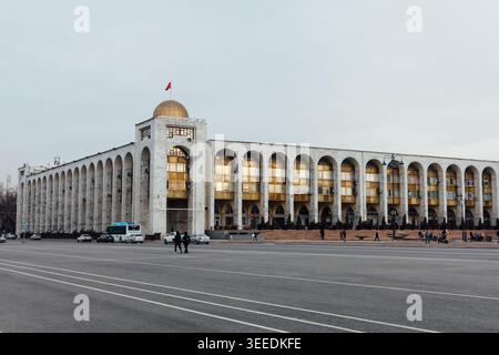 Bischkek, Kirgisistan - 23. Februar 2025: Weite Sicht auf das Regierungsgebäude auf dem Ala-Too-Platz mit sich wiederholenden Bögen und goldenen Fenstern in Bischkek, Chuy Stockfoto