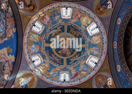 Bar, Montenegro - 10. August 2025: Blick nach oben auf die gemalte Kuppel mit orthodoxen christlichen Fresken und Ikonen in der Kirche St. Jovan Vladimir Stockfoto