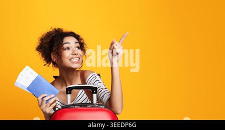 Afroamerikanischer Tourist Zeigt Den Finger Weg, Orangefarbener Hintergrund Stockfoto