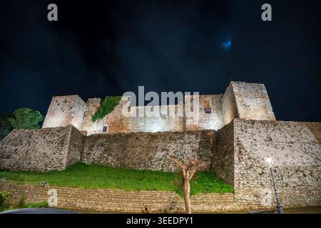 Nächtliche Aufnahmen der aragonesischen Burg (Castello Aragonese) auf der Piazza Armerina, Sizilien. Die massive Steinfestung aus dem 14. Jahrhundert ist illumi Stockfoto
