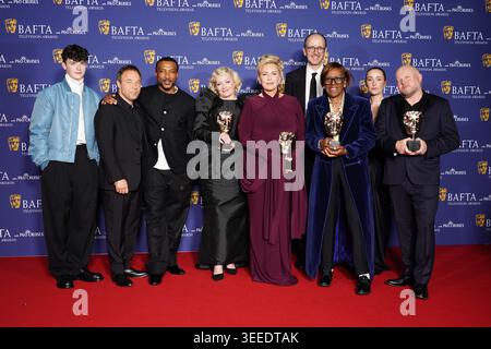(Von links nach rechts) Owen Cooper, Stephen Graham, Ashley Walters, Christine Tremarco, Hannah Walters, Jack Thorne, Jo Johnson, Erin Doherty und Mark Herbert, Gewinner des Limited Drama Award for Adolescence, im Gewinnerzimmer der BAFTA TV Awards 2026 in der Royal Festival Hall in London. Bilddatum: Sonntag, 10. Mai 2026. Stockfoto