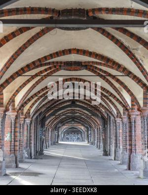 Berlin, Deutschland - 23. November 2022: Blick auf den gewölbten Backsteinsteg der Oberbaumbrücke mit gotischen Revivalbögen und dekorativen Rippen. Stockfoto