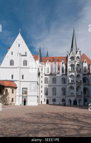 Domplatz, Domplatz in Meißen, Deutschland, mit dem Äußeren der spätgotischen Albrechtsburg, die heute als Museum genutzt wird Stockfoto