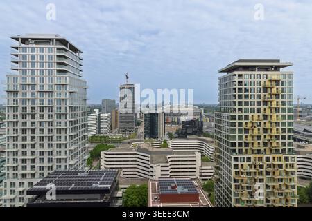 Amsterdam, Niederlande, 08. Mai 2026. Ein weites Stadtpanorama des Amsterdamer Stadtviertels Zuidoost mit Wohntürmen, modernen Bürogebäuden, Stockfoto