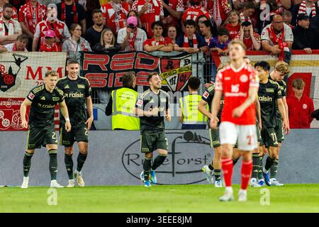 MAINZ, 10. MAI: Josip Juranovic (1. FC Union Berlin, 18) feiert das dritte Tor seiner Mannschaft im Bundesliga-Spiel zwischen 1. Und 1. FSV Mainz 05 vs. 1. FC Union Berlin in der MEWA Arena am Spieltag 33 des 1. Bundesliga am 10. Mai 2026 in Mainz. DFL-VORSCHRIFTEN VERBIETEN DIE VERWENDUNG VON FOTOS ALS BILDSEQUENZEN UND/ODER QUASI-VIDEO. Stockfoto