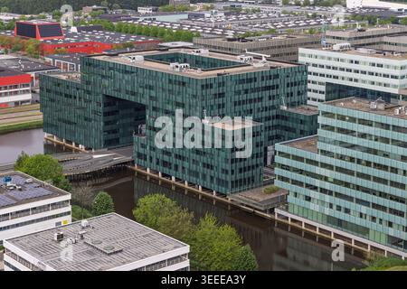 Amsterdam, Niederlande, 08. Mai 2026. Blick aus der Vogelperspektive auf moderne Büroarchitektur aus grünem Glas und Firmengebäude im Geschäftsviertel Bullewijk Stockfoto