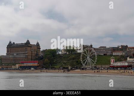Blick auf die Küste von Scarborough und den Yachthafen mit verankerten Booten. Blick auf den St. Vincents's Pier mit dem Leuchtturm. Stockfoto