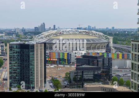 Amsterdam, Niederlande, 08. Mai 2026. Hoher Blick auf das Dach des Stadions der Johan Cruijff Arena und die umliegenden farbenfrohen Gebäude mit einem großen Stadtteil Stockfoto