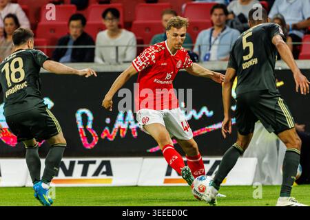 MAINZ – 10. MAI: Nelson Weiper (1. FSV Mainz 05, 44) wird im Bundesliga-Spiel zwischen 1 und 1. FC Union Berlin von Josip Juranovic (1. FC Union Berlin, 18) und Danilho Doekhi (1. FC Union Berlin, 5) angefochten. FSV Mainz 05 vs. 1. FC Union Berlin in der MEWA Arena am Spieltag 33 des 1. Bundesliga am 10. Mai 2026 in Mainz. DFL-VORSCHRIFTEN VERBIETEN DIE VERWENDUNG VON FOTOS ALS BILDSEQUENZEN UND/ODER QUASI-VIDEO. Stockfoto