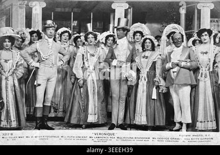 Besetzung Gruppenfoto von Véronique, einer opéra comique, mit Lawrence Rea als Florestan Vicomte de Valaincourt und Miss Ruth Vincent als Hélène de Solanges, Vintage-Postkarte aus dem Jahr 1905. Original Postkarte veröffentlicht von Rotary Photo Co. Stockfoto