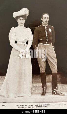 Der König von Spanien – König Alfonso XIII., 1886–1941 und seine Verlobte Prinzessin Ena von Battenberg, 1887–1969, alte echte Fotopostkarte, um 1905 Stockfoto