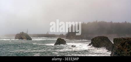 Panorama des Leuchtturms von Cape Arago durch den Nebel an der Pazifikküste in der Nähe von Charleston in Oregon, USA Stockfoto