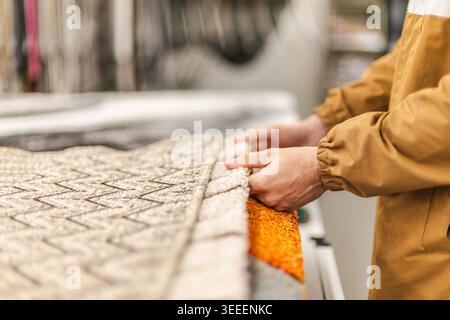 Nahaufnahme von mehrschichtigen dekorativen Teppichproben im Bodenbelag und im Geschäft für Heimwerkerarbeit Stockfoto