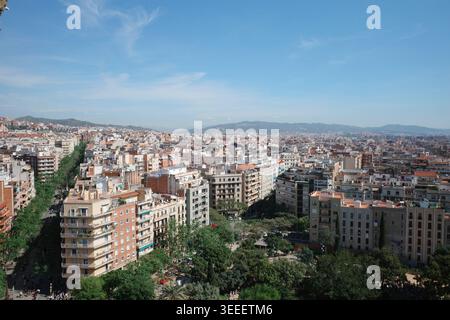 Barcelona, Spanien. April 2026. Blick auf Barcelona von einem der Türme der Basílica de la Sagrada Família Stockfoto