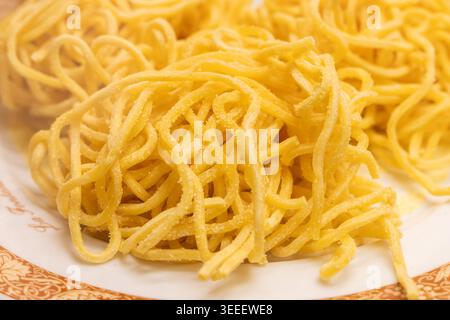 Frische, handwerkliche Pasta, ungekocht auf Teller, beim Eingang in das traditionelle Osteria Trattoria Restaurant in Rom, Italien, italienische, hochwertige Speisen Stockfoto