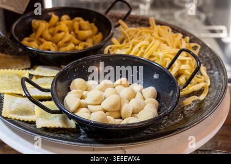 Frische, handwerkliche Pasta, ungekocht auf Teller, beim Eingang in das traditionelle Osteria Trattoria Restaurant in Rom, Italien, italienische, hochwertige Speisen Stockfoto