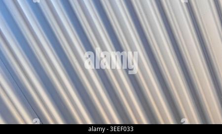 Nahaufnahme auf gewelltem Blech, Erstellung paralleler Linien mit Schatten. Verwendung für Industrie-, Architektur- oder Baukonzepte. Mit gradi Stockfoto