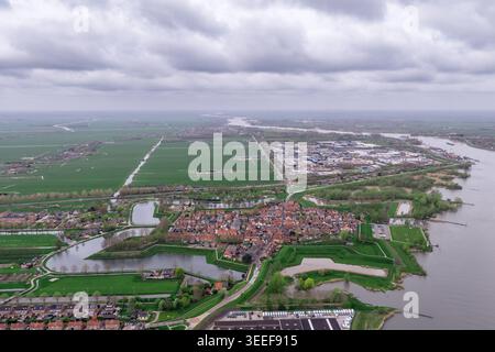 Eine erhöhte Drohnenperspektive fängt Nieuwpoort und seine sternförmigen Befestigungen im Vordergrund ein, mit der weiten Weite des River Lek Sweepin Stockfoto