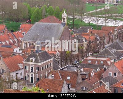 Eine erhöhte Perspektive auf das historische Stadtzentrum von Nieuwpoort offenbart die dominante Präsenz der Grote Kerk (große Kirche), einer großen reformierten Protes Stockfoto