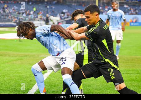 Der NYCFC-Stürmer Malachi Jones #88 wird in der Ecke von Max Arfsten #27 und Mittelfeldspieler Andres Herrera #2 beim Major League Soccer Match im Yankee Stadium in der Bronx, New York, am Sonntag, den 10. Mai 2026, gefangen. (Foto: Gordon Donovan) Stockfoto