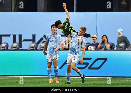 Der Kolumbus-Crew-Stürmer Max Arfsten #27 geht auf und ab, als NYCFC-Verteidiger Nico Cavallo #2 und Mittelfeldspieler Keaton Parks #55 während des Major League Soccer Matches im Yankee Stadium in der Bronx, New York, Sonntag, 10. Mai 2026, verteidigen. (Foto: Gordon Donovan) Stockfoto