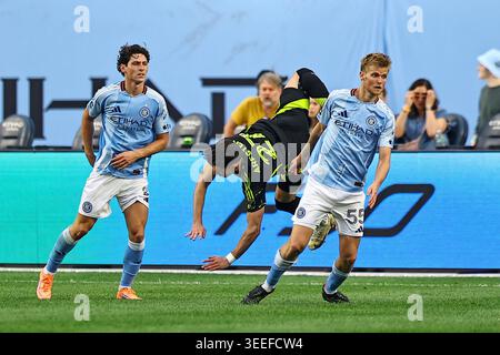 Der Kolumbus-Crew-Stürmer Max Arfsten #27 geht auf und ab, als NYCFC-Verteidiger Nico Cavallo #2 und Mittelfeldspieler Keaton Parks #55 während des Major League Soccer Matches im Yankee Stadium in der Bronx, New York, Sonntag, 10. Mai 2026, verteidigen. (Foto: Gordon Donovan) Stockfoto