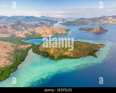 Bei einem atemberaubenden Blick aus der Luft auf den Komodo-Nationalpark in Indonesien zeigt sich türkisfarbenes Wasser mit üppigen Inseln in einem lebendigen Wandteppich der Natur Stockfoto