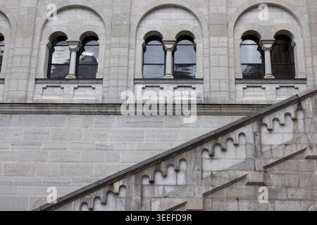 Treppenaufgang und architektonische Details auf Schloss Neuschwanstein, Bayern, Deutschland Stockfoto