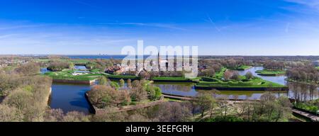 Panoramaaufnahme mit Blick nach Norden über Naarden-Vesting, die Sternfestung von Noord-Holland aus dem 17. Jahrhundert, mit den markanten s Stockfoto